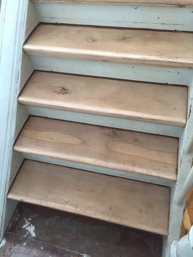 Treppe mit Ochenblut gestrichen. Nach dem Schleifen