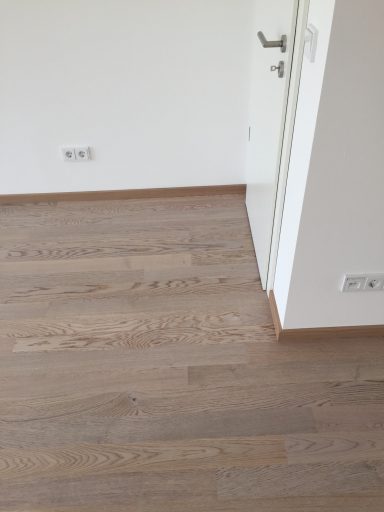 Einstab Fertigparkett Weiß eingefärbt und lackiert