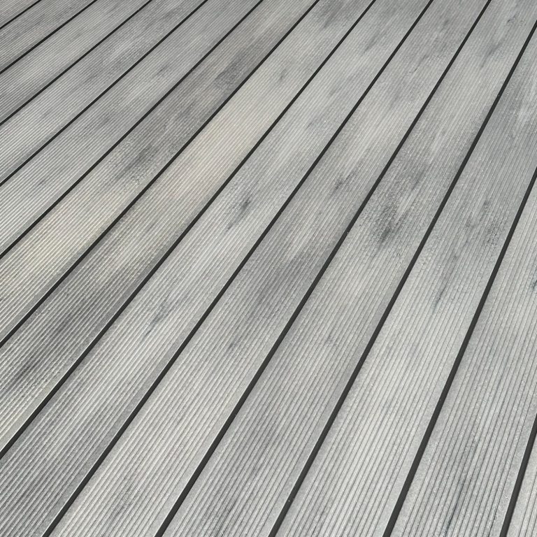 Grau gestrichene Holzdielen mit deutlichen Maserungen und Fugen im Holz.