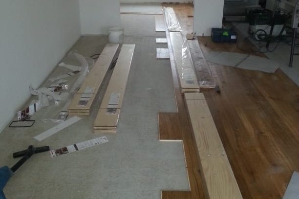 Holzboden und Materialien zur Verlegung auf einem unvollendeten Boden.