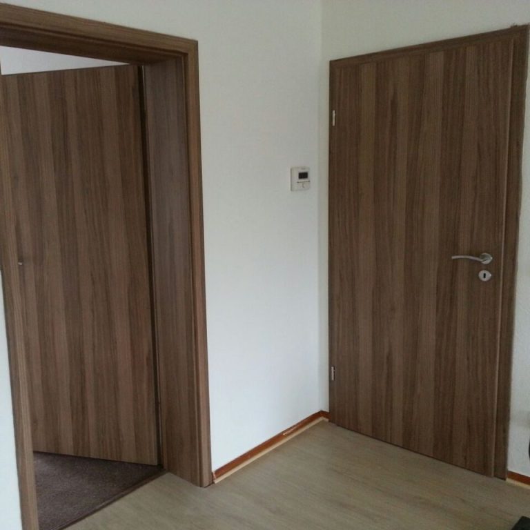 Neue Türzargen und Türblätter