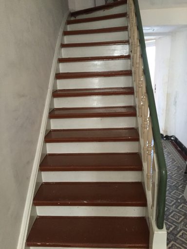 Treppe mit Ochenblut gestrichen. Vorher