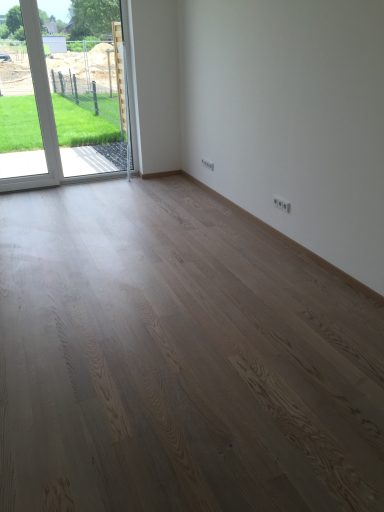 Einstab Fertigparkett Weiß eingefärbt und lackiert