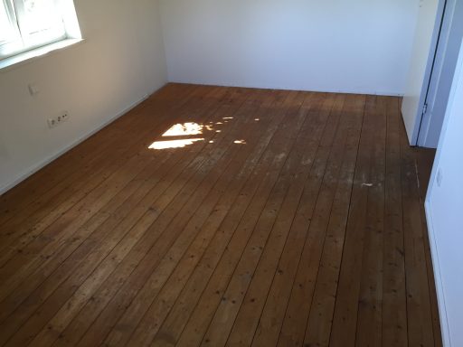 Alter Dielenboden vor dem Schleifen