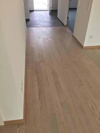 Einstab Fertigparkett Weiß eingefärbt und lackiert