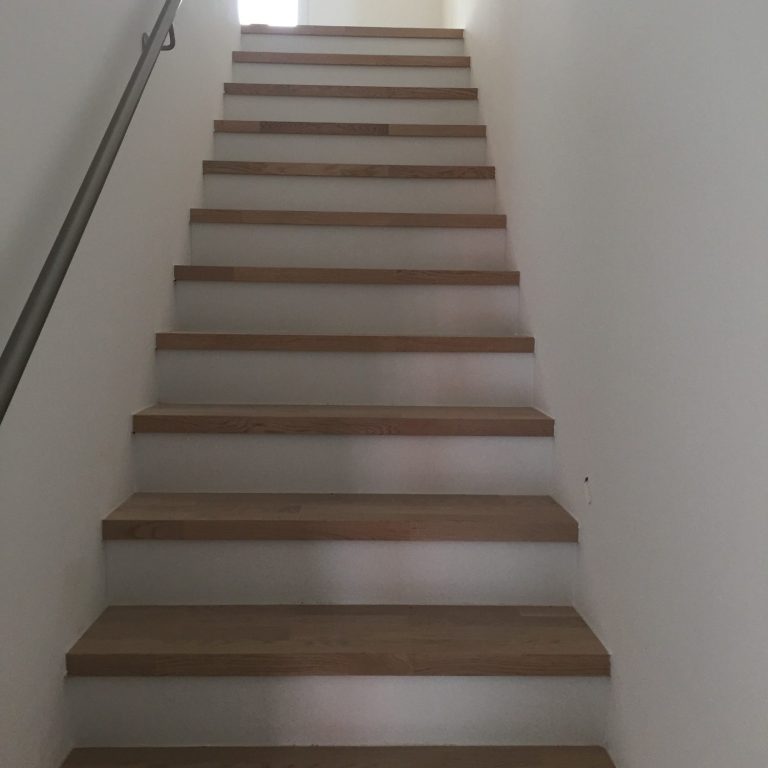 Neue Treppenstufen aus Parkett