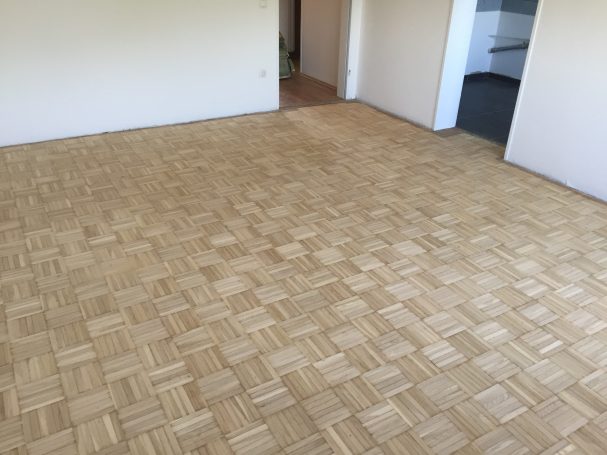 Holzboden in einem leeren Raum mit unterschiedlichem Farbton.